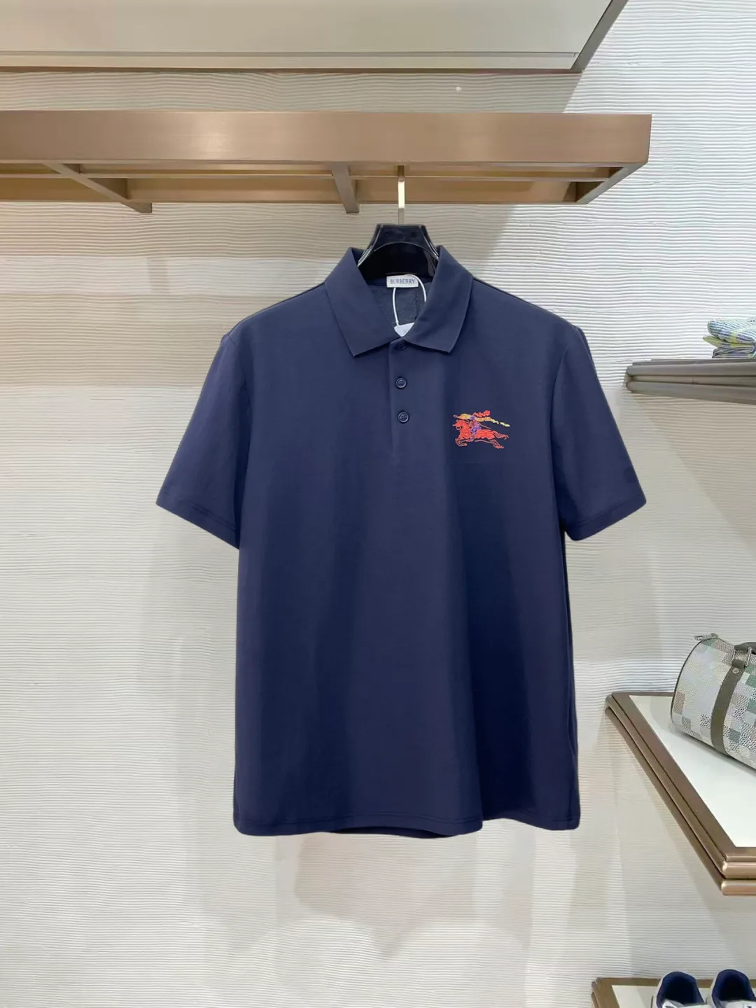 Burberry New Arrival Polo shirt, complete with three labels, original fabric, original customized accessories, official Same Style, made of 210g pure cotton pique fabric, customized same-tank dyed fabric, very comfortable and smooth to the touch, very wide and stylish, produced by the first-line brand Factory, imported Behringer embroidery machine, embroidery is full and textured, the collar rib is woven with imported yarn, does not deform after long-term wear, the most New Arrival style in spring and summer, fashionable and individual Super Versatile and good-looking. It is very suitable for both men and women. It is a must-have for everyone. Size: S-XXL